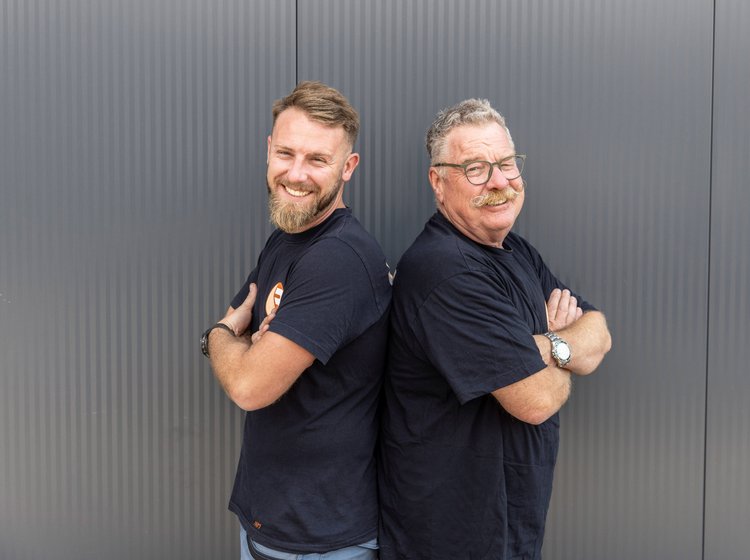 Peter und Maximilian Rieber Die Geschäftsführung von Rieber Haustechnik vor einer Hauswand